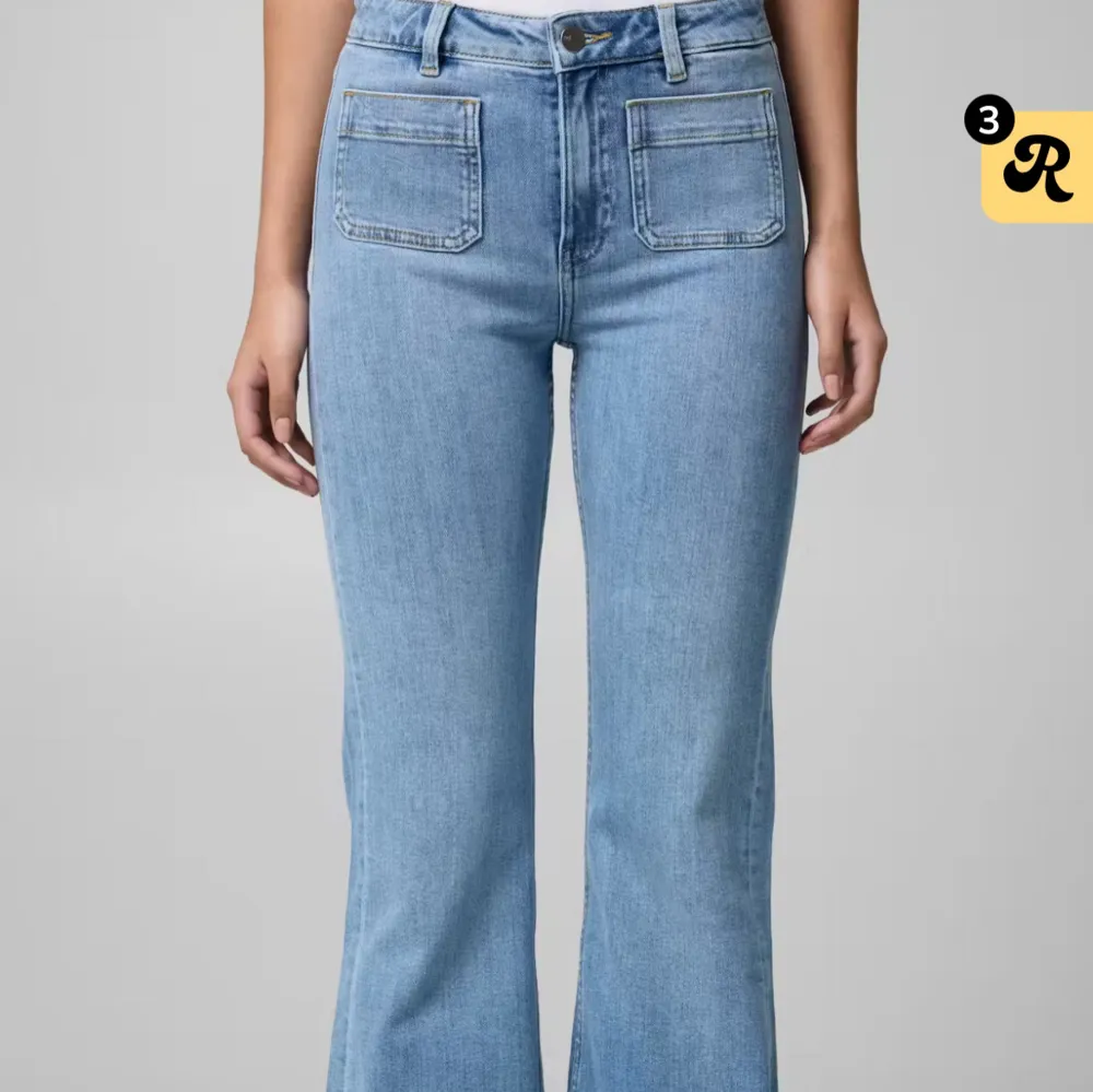 Snygga blå bootcut jeans och stora framfickor. Perfekta för en avslappnad stil. Tillverkade i jeansmaterial med en klassisk look. Storlek 31/30 original pris 500kr. Farkut & Housut.
