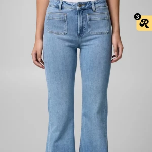 Blå bootcut jeans med fickor - Snygga blå bootcut jeans och stora framfickor. Perfekta för en avslappnad stil. Tillverkade i jeansmaterial med en klassisk look. Storlek 31/30 original pris 500kr