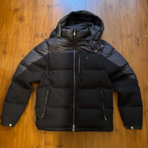 Mörkblå Ralph Lauren jacka - En blå dunjacka från Polo Ralph Lauren använd fåtal och inga defekter. Den sälj inte längre och är därför mer sällsynt än andra Ralph Lauren jackor.