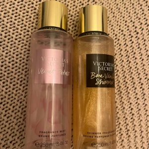 Victoria's Secret Velvet Petals och Bare Vanilla Shimmer - Två doftsprayer från Victoria's Secret: Velvet Petals med en mjuk, blommig doft och Bare Vanilla Shimmer med en glittrande vaniljdoft. Båda flaskorna är 250 ml och har eleganta guldlock. Perfekt för att lägga till en touch av lyx i din dagliga rutin. Säljs då de inte används. BÅDA FÖR 160💗