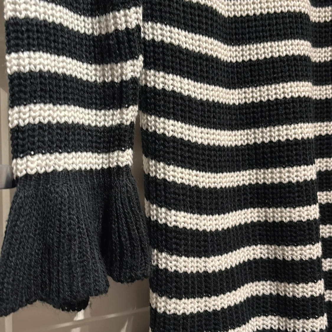 Randig stickad klänning