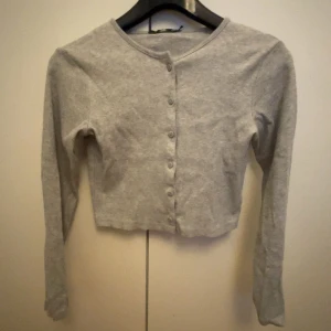 Kofta - Kofta med ribb! Strechig och gulliga knappar. Anväd fåtal gånger!