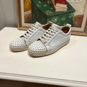 Christian Louboutin skor - Säljer mina Christian Louboutin skor, inga nitar saknas, väldigt snygga och väldigt få defekter, stilrena skor som passar året om! Nypris - 7000 och väldigt bra skick, priset är ej hugget i sten! Självklart äkta som allt annat vi säljer! Hör av er om ni har funderingar😊