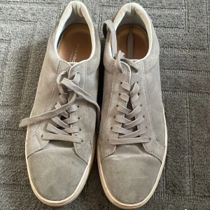  Vagabond skor - Säljer ett par gråa Sneakers från Vagabond, nypris 1200!!!. Skorna är använda men inte särskilt mycket. Storlek 45, UK 10,5. Lägre pris kan diskuteras.