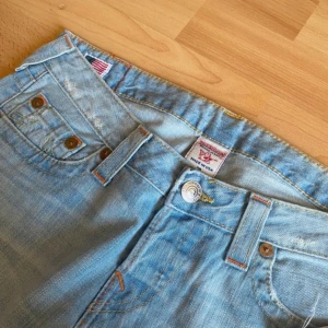 Low waist baggy - Strl 28. Innerbenslängden är 79.💗💗Sååå snygga true religion jeans men dem passar inte mig. Dem är lite baggy/raka men går att sy om om man skulle vilja det. Jag har sytt om flera jeans så ser att dem har potential. 