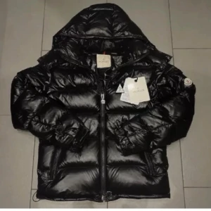 Moncler maya - Hej! Jag säljer nu min Moncler maya som är i jättebra skick den ser nästan helt ny ut skicket är 9,5/10, den har inga defekter eller liknande, original tillbehören ingår med den som dustbag taggar. Priset går att diskutera så hör av dig vid minsta lilla fråga!😄🙌