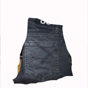 Svarta jeans från dondup - Snygga svarta skinny jeans från George. De har en klassisk femficksdesign och en smal passform som sitter perfekt. Perfekta för en stilren look. Tveka inte! Det är bara komma med frågor och pris!