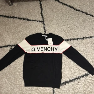 Givenchy tröja storlek L - Storlek L i nyskick 