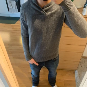 Grå tröja/kofta  med krage - Extremt snygg och unik grå tröja| Sjukt snygg färg som passar till nästan allt | Storlek S | Skick: använt 4-5 gånger | Nypris: 899kr vårat pris 299kr!✅ Kontakta vid mer frågor 👕