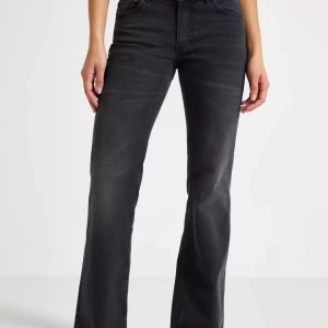 Svarta lågmidjade jeans - Snygga svarta lågmidjade jeans. Köpta på hemsidan under rea, för små i midja när jag fick hem de. Säljer för samma pris. Prislapp sitter kvar