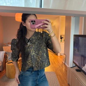 Lindex jacka - älskar denna då de. både kan användas som kofta och topp😍så snygg med ett par mörka jeans!! stl m men passar även s!🎠