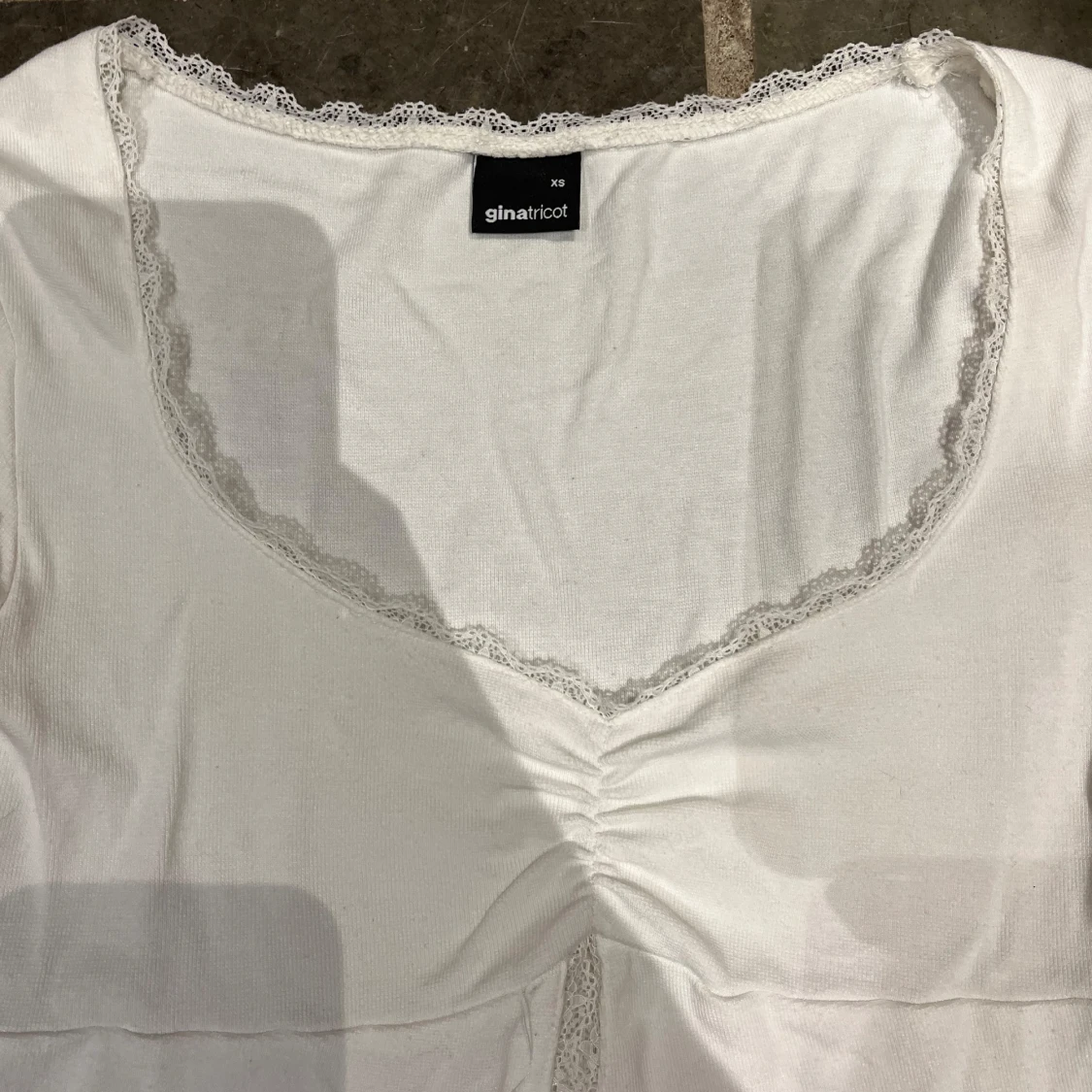 Vit topp med spetsdetaljer från Gina Tricot - 1