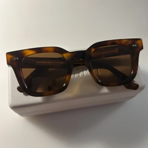 Chimi 04 Tortoise solglasögon  - Super snygga solglasögon från Chimi. Passar super bra nu till våren och sommaren. Perfekta för att ge din outfit en stilfull touch. Säljer för att dom inte kom till användning. Använd bara ett par fåtal gånger. Nypris är 1400. Kvitto finns!