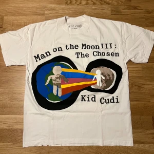 Kid Cudi CPFM MOTM III ”Heaven on Earth” T-shirt - Oanvänd.