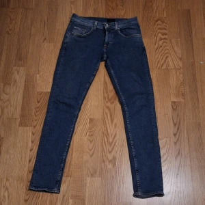 Tiger of sweden jeans - Snygga mörkblå tiger of sweden jeans i slim fit storlek W31 L32 men dem passar även W29 och W30. Skulle säga att rätt storlek är W30. Hör av er vid funderingar!