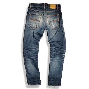 Nudie dry true steady eddie II, 6 års användning - ‼️FÖLJ FÖR BILLIGARE PRIS‼️Nudie jeans, dry true Steady Eddie II 30/32, galen användning i 6 år. Slitningar på bakfickor samt reparationer i skrevet och baksidan. Alla lagningar gjorda på nudie, eftertraktade som fan även nudie ville köpa av mig. Säljer för 899kr eller högsta bud