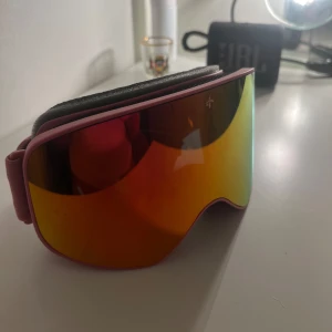 Rosa skidglasögon  - Super snygga skidglasögon. De har en justerbar rem och vadderad insida för extra komfort. Perfekta för vintersport och skyddar mot starkt solljus i backen. Endast använda en gång, säljer pga ingen användning💕