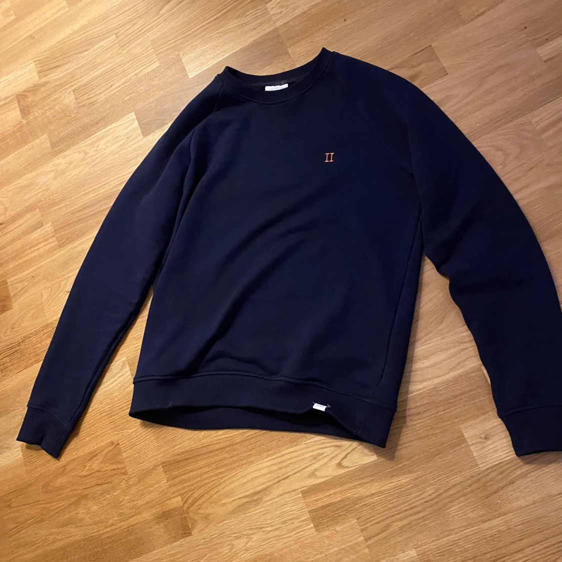 Mörkblå sweatshirt med broderad detalj - 2
