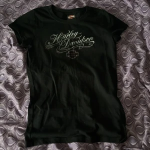Harley Davidson T-shirt  - Säljer en Harley Davidson T-shirt då den inte är i min stil längre, bra skick! Kontakta gärna för fler bilder eller frågor och pris kan diskuteras vid snabb affär! Det står ingen storlek men jag skulle säga S☺️