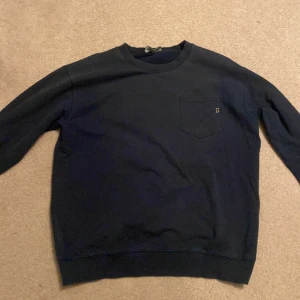 Mörk blå dondup tröja - Säljer en snygg mörk blå dondup tröja Dondup märker sitter lite löst  Pris kan diskuteras 