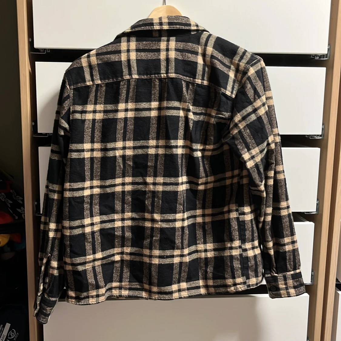 Rutig overshirt i svart och beige - 1