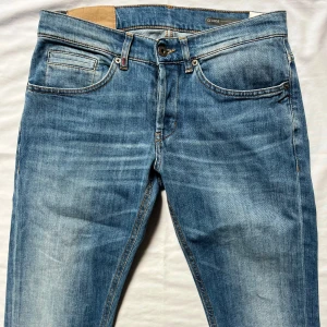 Dondup jeans blå - Riktigt snygga och trendiga Dondup Jeans i toppskick 9/10. Riktigt härlig blå färg perfekt till våren. Passar slimfit. Nypris: 3000. Svår storlek att få tag på. Priset ej hugget i sten vid smidig affär, passa på. Bara att höra av sig vid frågor// Carl 
