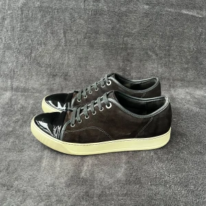 Lanvin Cap Toe DBB1 | 40 - Storlek: EU 40 - UK 6 (Lanvin passar upp till en storlek större) Skick: Mycket bra Färg: Ljus svart Tillbehör: Inga (endast skor)