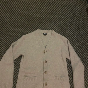 Uniqlo cardigan - Beige uniqlo cardigan - Skick 8/10 - Storlek M (passar även S - Pris:400kr