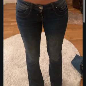 Valerie jeans LTB - Snygga blå bootcut jeans från LTB i storlek 24/32