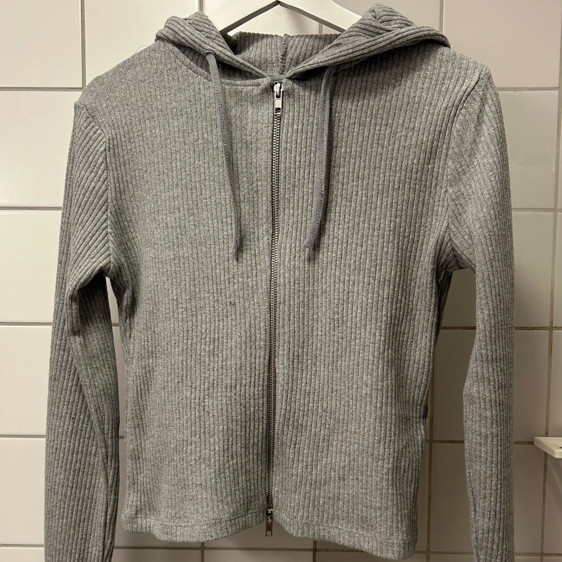 Grå zip-hoodie - 2