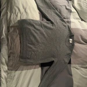 Grå kashmirtröja - Nypris 2500kr.                                                     I bra skick, sitter som small i storlek                         100% pure cashmere 