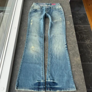 Lågmidjade jeans  - Super snygga jeans som tyvärr inte passar mig så har ingen bild på! Midjemått tvärsöver är 39cm, midjehöjden är 18cm och inerbens längden är 86cm💕