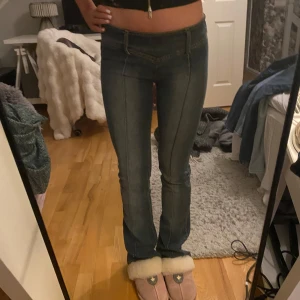 Blå jeans med bootcut - Snygga blå jeans med bootcut-stil och låg midja. 34 midjemått men super stretchiga. Innerben 81