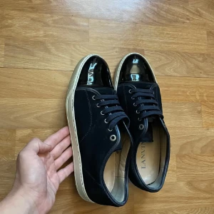 Lanvins - Snygga svarta sneakers från Lanvin med glansig tå, pris ej hugget i sten