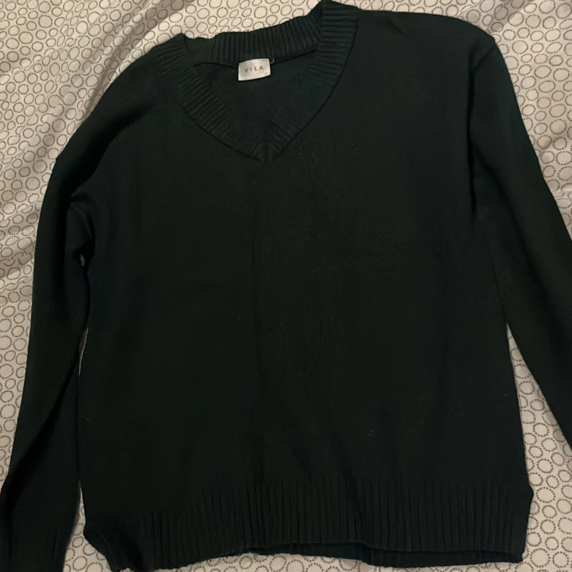 Vringad mörkgrön stickad tröja  - 1