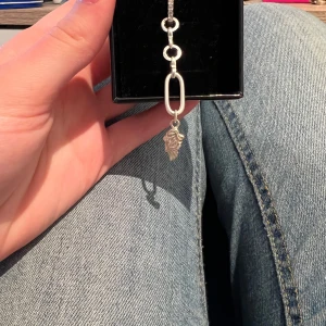 L8h örhänge - Jätte najs långt örhänge! Ska byta till guld så säljer alla mina silver smycken! Bra skick, använt Max 5 gånger. Kan även byta mot smycken i guld! Köpt för 995kr 