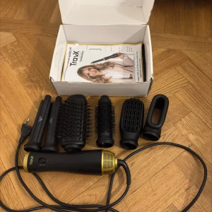 Svart och guld hårstyler från TravX - Säljer en mångsidig hårstyler från TravX i svart och guld. Setet innehåller flera utbytbara borsthuvuden för olika stylingbehov. Perfekt för att skapa volym och lockar med enkelhet. Kommer i originalförpackning. Nypris: 1600kr💕💕