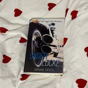 Under Locke - Slowburn av Mariana Zapata. Nyskick 
