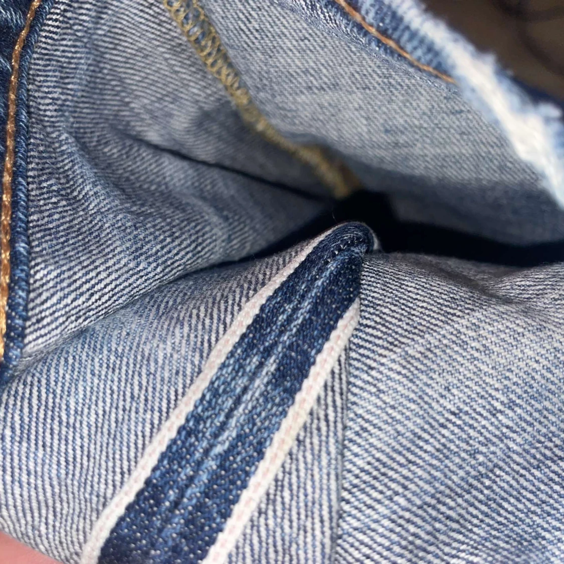 Blå evisu jeans med röd broderad detalj - 4