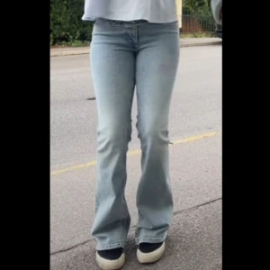 Ljusblå bootcut jeans - Snygga ljusblå bootcut jeans med en klassisk femficksdesign. 