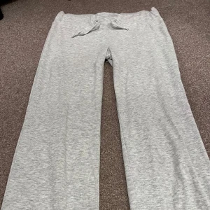 Low waist mjukisbyxor  - Säljer dessa gråa lågmidjade mjukisbyxor som jag köpte här på plick men tyvärr inte passade! De är i storlek 158/164 men passar också xs!🤍