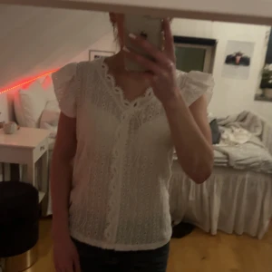 Vit spetsblus - Vit blus med spetsdetaljer och korta ärmar. Perfekt blus med vackra mönster. Pris går att diskutera 
