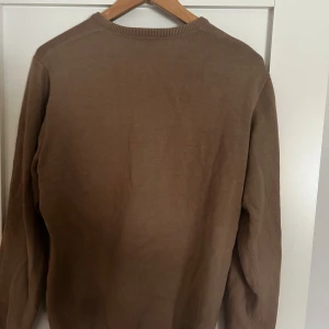 Brun tröja från Berkeley - Säljer en brun tröja från Berkeley med v-ringad hals. Tröjan har långa ärmar och en enkel design, perfekt för en stilren look. Passar bra till både jeans och chinos.