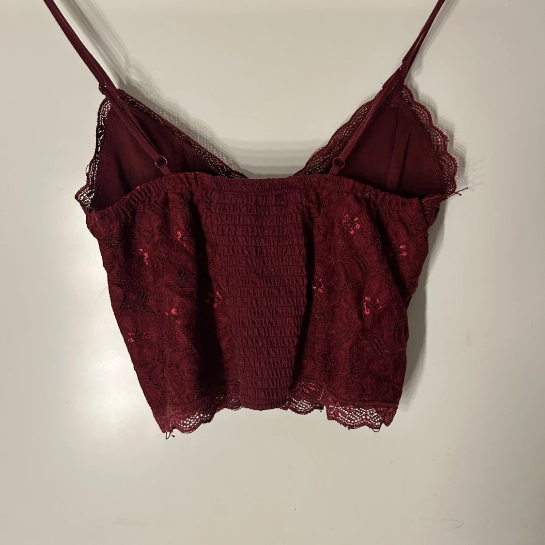 Vinröd spetslinne från BikBok - 1