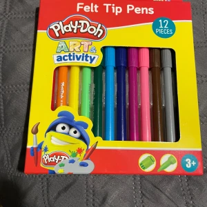 Färgpennor från Play-Doh - Säljer ett set med 12 färgglada tuschpennor från Play-Doh. Perfekt för kreativa projekt och pyssel. Pennorna kommer i en praktisk förpackning med olika färger som röd, blå, grön och gul. Passar barn från 3 år och uppåt.