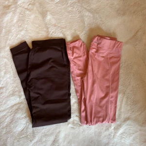 Två par leggings i brunt och rosa - Säljer två par leggings, ett par i mörkbrunt och ett par i rosa. Rosa är endast använda ett fåtal gånger, bruna kommer i skicket som bilderna visar!