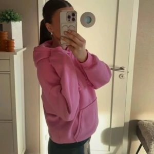 Rosa hoodie - Säljer en mysig rosa hoodie med luva. En liten fläck på ena armen.