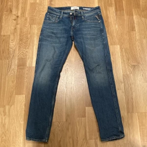 Blå Replay jeans 30/30 Anbass - Sköna jeans från replay. Storlek 30/30 och inga hål eller defekter. Använda typ 10 gånger och tvättade en gång. Modell är Anbass slim fit.