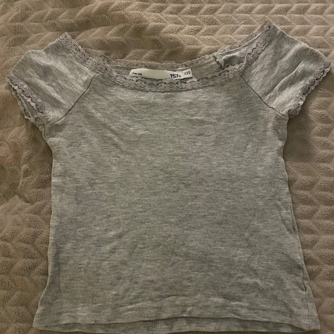 Grå topp med spetsdetaljer