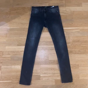 Svarta jeans från Replay - Hej! Säljer dessa svarta Replay modell Anbass i storlek 30 i midjan och 32 i längd. Modellen är 170-175 och 60-65 kg och de sitter ganska så bra på han. Våga att kontakta mig om du har några frågor eller om du vill ha fler bilder!